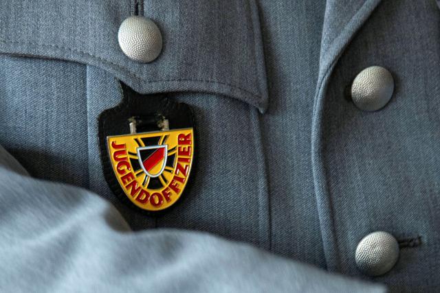 FILED - 17 June 2024, Bavaria, Bamberg: A soldier wears a badge reading "Youth Officer" on his breast pocket. The German military conducted more than 2,000 school visits in the first three months of the year, official data showed on Tuesday. Photo: Pia Bayer/dpa