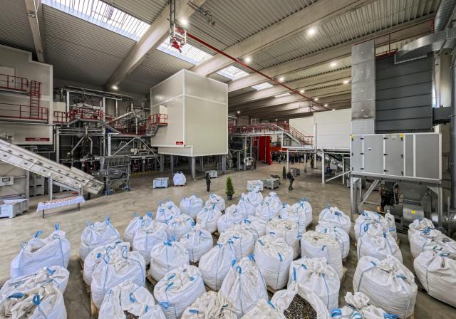 21 April 2026, Hesse, Ginsheim-Gustavsburg: Big bags filled with batteries are ready for the recycling process at the battery recycling plant. Photo: Andreas Arnold/dpa