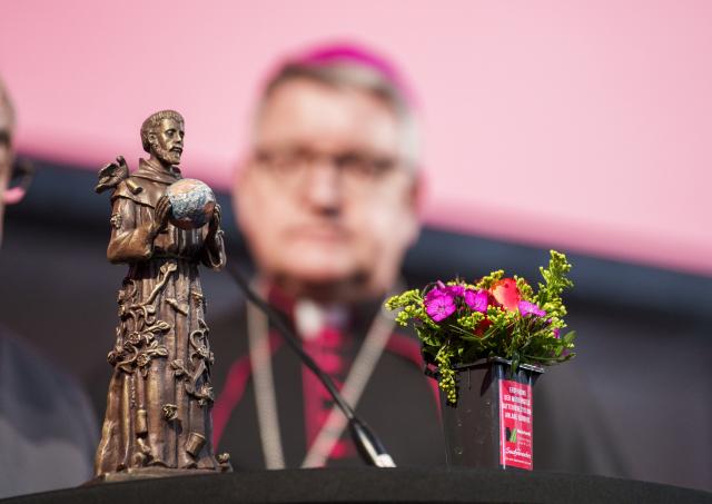 21 April 2026, Hesse, Ginsheim-Gustavsburg: Bishop of Mainz Peter Kohlgraf gives the battery recycling plant his blessing at the battery recycling plant. Photo: Andreas Arnold/dpa