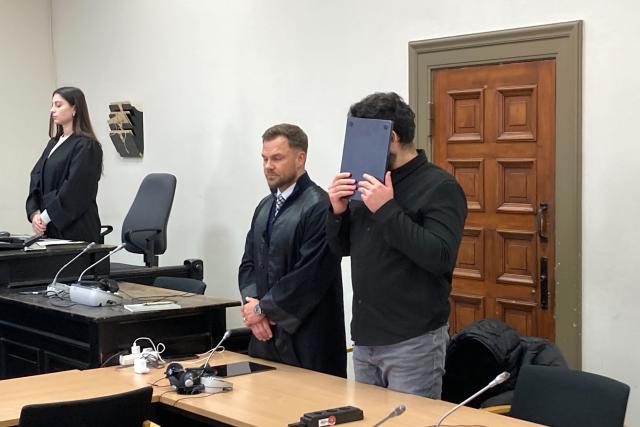 FILED - 21 October 2025, Hamburg: The defendant (R) stands next to his defense attorney, Andre Miegel, in the courtroom at the start of the trial for attempted murder in Hamburg-Rahlstedt. Photo: Bernhard Sprengel/dpa