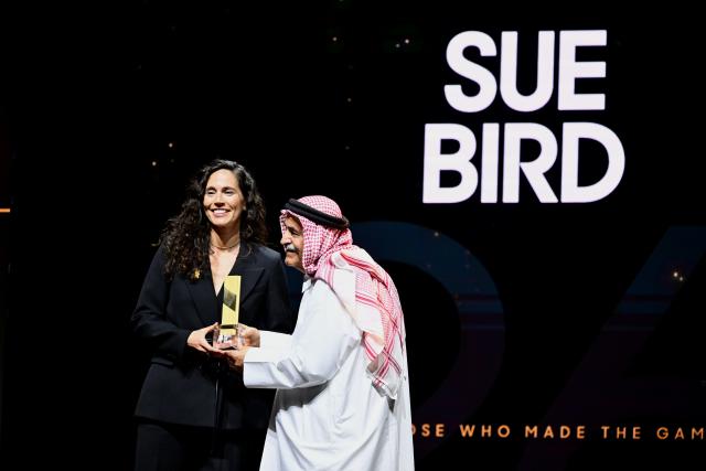 21 April 2026, Berlin: Former US basketball player Sue Bird (L) receives an award from FIBA President Sheikh Saud Ali Al Thani during the 2026 FIBA Hall of Fame induction ceremony. Photo: Sebastian Gollnow/dpa