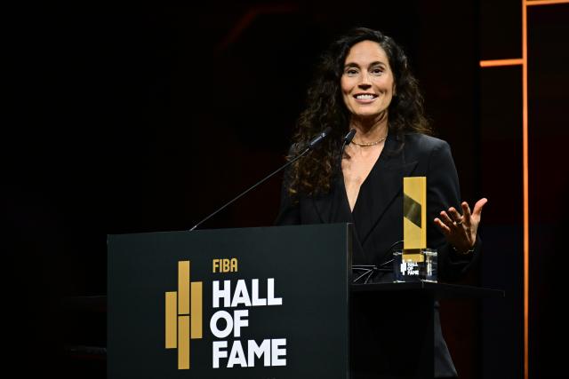 21 April 2026, Berlin: Former US basketball player Sue Bird speaks during the 2026 FIBA Hall of Fame induction ceremony. Photo: Sebastian Gollnow/dpa