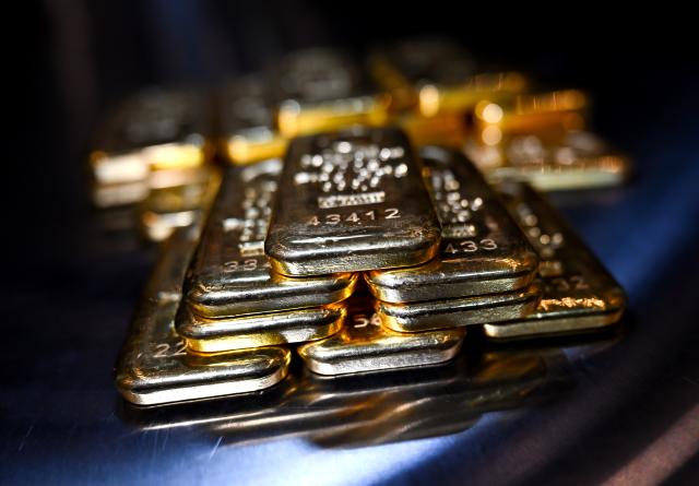FILED - 02 February 2026, Bavaria, Munich: Gold bars lie on a table in a vault at the precious metals dealer Pro Aurum. Photo: Sven Hoppe/dpa