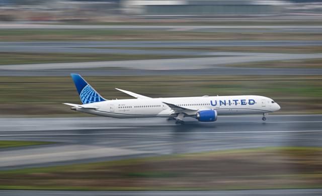 FILED - 01 August 2024, Hesse, Frankfurt/Main: A United Airlines Boeing 787-9 Dreamliner takes off from Frankfurt Airport in rainy weather. Photo: Arne Dedert/dpa