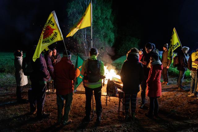 22 April 2026, North Rhine-Westphalia, Ahaus: The "No nuclear waste in Ahaus" campaign alliance holds a vigil in front of the Ahaus interim storage facility, where the second Castor container of nuclear waste is expected. Photo: David Ebener/dpa