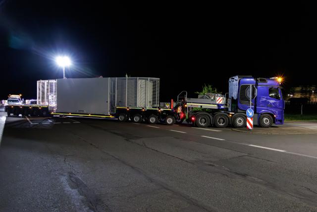 22 April 2026, North Rhine-Westphalia, Ahaus: The second Castor container of nuclear waste arrives at the Ahaus interim storage facility. Photo: David Ebener/dpa
