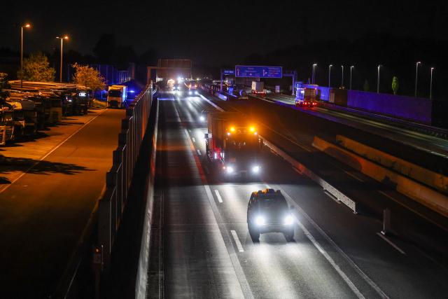 22 April 2026, North Rhine-Westphalia, Ahaus: The convoy of the second Castor container of nuclear waste, drives past the Bottrop south service area on the A2 highway. Photo: Christoph Reichwein/dpa