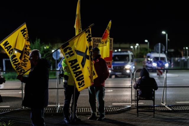 21 April 2026, North Rhine-Westphalia, Ahaus: The "No nuclear waste in Ahaus" campaign alliance holds a vigil in front of the Ahaus interim storage facility, where the second Castor container of nuclear waste is expected. Photo: David Ebener/dpa