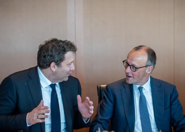 22 April 2026, Berlin: German Chancellor Friedrich Merz (R) speaks with Lars Klingbeil, Minister of Finance, before the start of the Cabinet meeting in the Federal Chancellery. Photo: Michael Kappeler/dpa