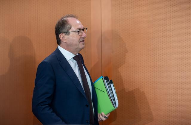 22 April 2026, Berlin: Alexander Dobrindt, German Minister of the Interior, arrives at the start of the Cabinet meeting in the Federal Chancellery. Photo: Michael Kappeler/dpa