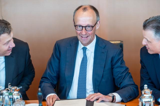 22 April 2026, Berlin: German Chancellor Friedrich Merz (C) speaks between Lars Klingbeil (L), Minister of Finance, and Thorsten Frei, Head of the Federal Chancellery and Federal Minister for Special Tasks, at the start of the Cabinet meeting in the Federal Chancellery. Photo: Michael Kappeler/dpa