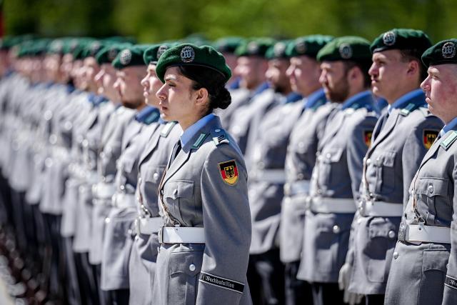 22 April 2026, Berlin: Soldiers of the Guard Battalion of the Bundeswehr wait for the military honors at the German Ministry of Defense for the Minister of Defense of India. Photo: Kay Nietfeld/dpa