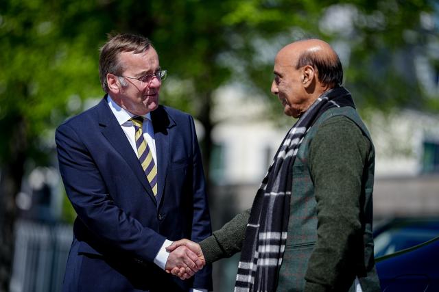 22 April 2026, Berlin: German Defence Minister Boris Pistorius (L) welcomes his Indian counterpart Shri Rajnath Singh with military honors at the German Ministry of Defence in Berlin. Photo: Kay Nietfeld/dpa