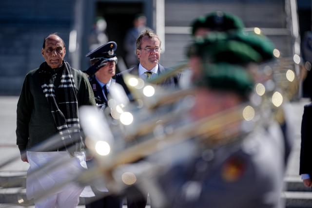 22 April 2026, Berlin: German Defence Minister Boris Pistorius (R) welcomes his Indian counterpart Shri Rajnath Singh with military honors at the German Ministry of Defence in Berlin. Photo: Kay Nietfeld/dpa