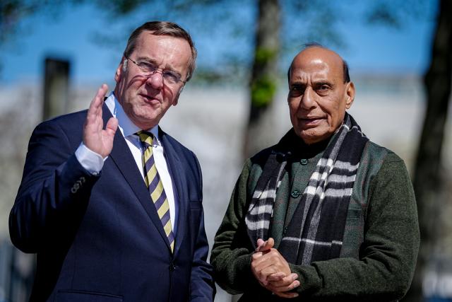 22 April 2026, Berlin: German Defence Minister Boris Pistorius (L) welcomes his Indian counterpart Shri Rajnath Singh with military honors at the German Ministry of Defence in Berlin. Photo: Kay Nietfeld/dpa
