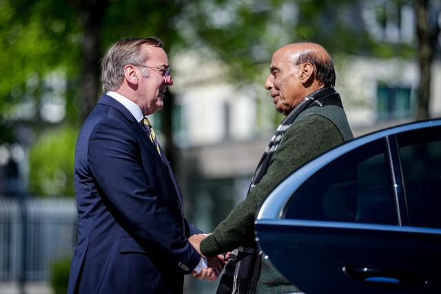 22 April 2026, Berlin: German Defence Minister Boris Pistorius (L) welcomes his Indian counterpart Shri Rajnath Singh with military honors at the German Ministry of Defence in Berlin. Photo: Kay Nietfeld/dpa