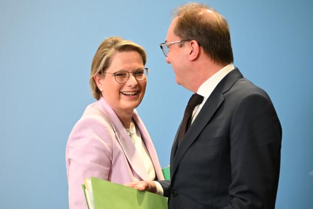22 April 2026, Berlin: Stefanie Hubig (L), German Minister of Justice and Consumer Protection, and Alexander Dobrindt, German Minister of the Interior, leave a press conference. The German Minister of Justice and the Federal Minister of the Interior give a joint press conference on IP address retention. Photo: Markus Lenhardt/dpa