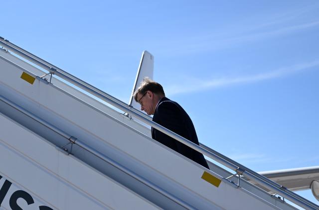 22 April 2026, Brandenburg, Berlin: Johann Wadephul, German Minister of Foreign Affairs, boards an aircraft of the air force at the military section of Berlin Brandenburg Airport to fly to Ireland. The CDU politician's visit will focus on the content of Ireland's upcoming EU Council Presidency, the EU's financial planning, the EU internal market and the reduction of bureaucracy. Photo: Lilli Förter/dpa
