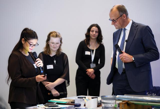22 April 2026, Berlin: German Chancellor Friedrich Merz welcomes female students from Berlin schools to the Federal Chancellery to kick off Girls' Day. Photo: Lisi Niesner/dpa