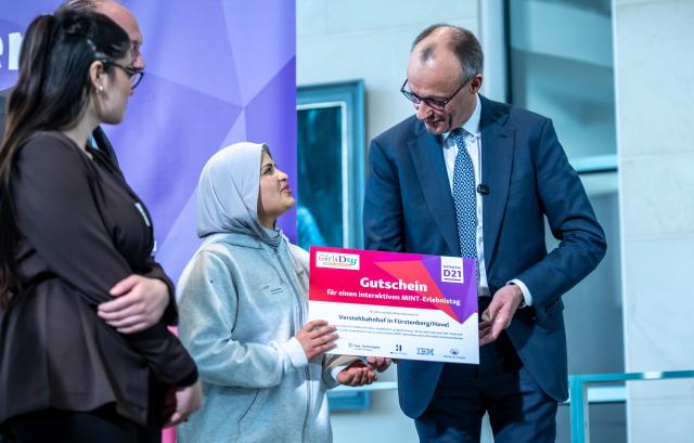 22 April 2026, Berlin: German Chancellor Friedrich Merz welcomes female students from Berlin schools to the Federal Chancellery to kick off Girls' Day. Photo: Lisi Niesner/dpa