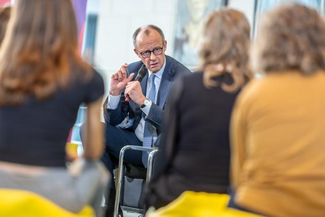 22 April 2026, Berlin: German Chancellor Friedrich Merz  welcomes female students from Berlin schools to the Federal Chancellery to kick off Girls' Day. Photo: Lisi Niesner/dpa