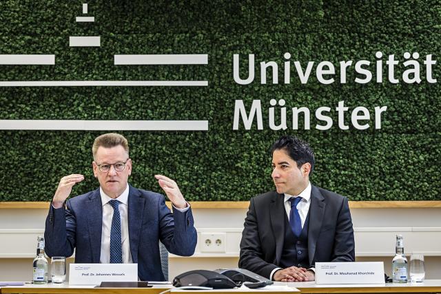 22 April 2026, North Rhine-Westphalia, Muenster: Dr. Johannes Wessels (l), Rector of the University of Muenster, and Prof. Dr. Mouhanad Khorchide, Director of the Centre for Islamic Theology and founding dean of the new faculty. A Faculty of Islamic Theology will commence its work at the University of Münster on July 1. Photo: Lars Berg/dpa