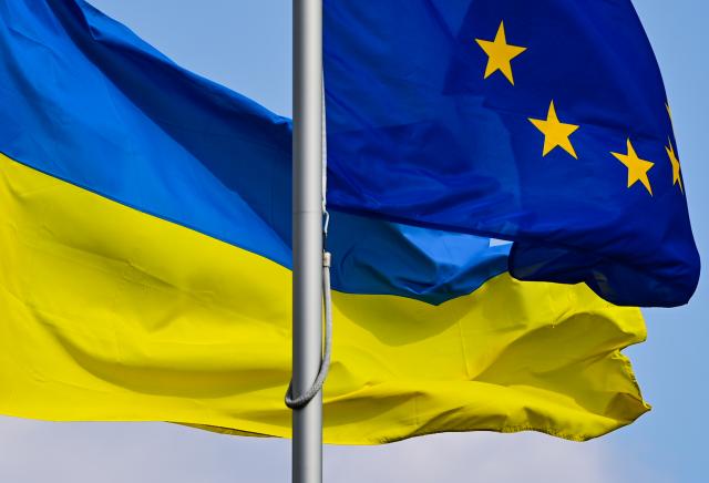 FILED - 29 March 2022, Brandenburg, Frankfurt an der Oder: The flags of Ukraine and the EU are waving in the wind. Photo: Patrick Pleul/dpa-Zentralbild/ZB