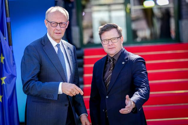 22 April 2026, Berlin: German Chancellor Friedrich Merz and Carsten Schneider, German Minister for the Environment, Climate Protection, Nature Conservation and Nuclear Safety attend the 17th Petersburg Climate Dialogue in Berlin. Ministers from more than 30 countries as well as high-ranking people from civil society, science, the financial sector and business are expected to attend. Photo: Kay Nietfeld/dpa