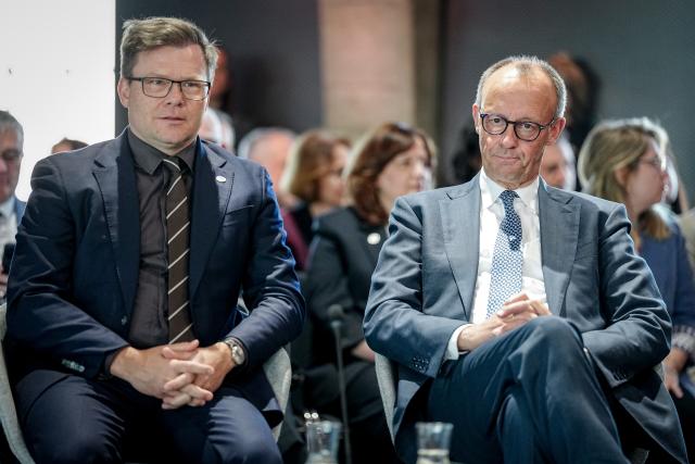 22 April 2026, Berlin: German Chancellor Friedrich Merz and Carsten Schneider, German Minister for the Environment, Climate Protection, Nature Conservation and Nuclear Safety attend the 17th Petersburg Climate Dialogue in Berlin. Ministers from more than 30 countries as well as high-ranking people from civil society, science, the financial sector and business are expected to attend. Photo: Kay Nietfeld/dpa