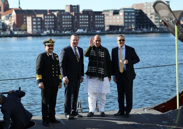 22 April 2026, Schleswig-Holstein, Kiel: Boris Pistorius (2nd L), Germany's Defence Minister, and Rajnath Singh (2nd R), India's Defence Minister, visit submarine manufacturer Thyssenkrupp Marine Systems (TKMS) and pose for a photo with members of the Indian delegation. Photo: Christian Charisius/dpa