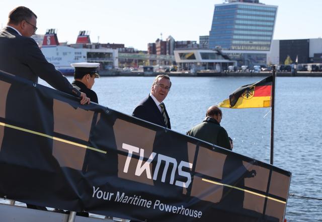 22 April 2026, Schleswig-Holstein, Kiel: Boris Pistorius (C), Germany's Defence Minister, and Rajnath Singh, India's Defence Minister, visit submarine manufacturer Thyssenkrupp Marine Systems (TKMS). Photo: Christian Charisius/dpa