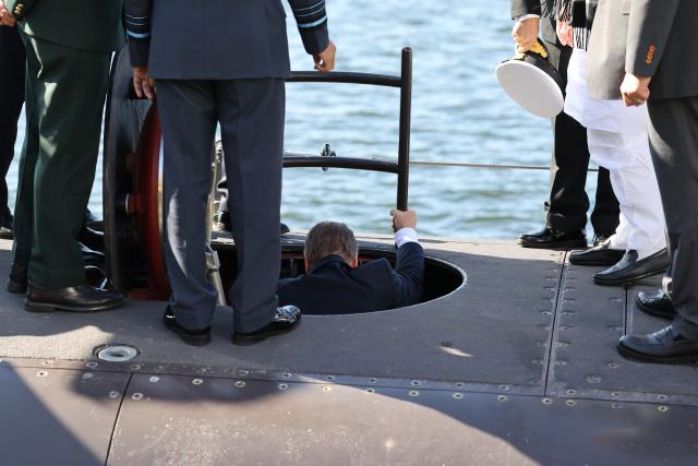 22 April 2026, Schleswig-Holstein, Kiel: Boris Pistorius, Germany's Defence Minister, and his Indian counterpart Rajnath Singh visit submarine manufacturer Thyssenkrupp Marine Systems (TKMS), where Pistorius boards the German Navy submarine U34 of the Type 212A class. Photo: Christian Charisius/dpa