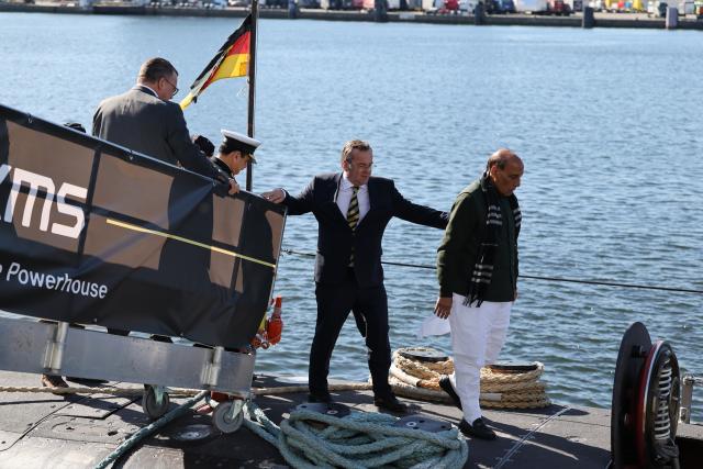 22 April 2026, Schleswig-Holstein, Kiel: Boris Pistorius (2nd R), Germany's Defence Minister, and Rajnath Singh (R), India's Defence Minister, visit submarine manufacturer Thyssenkrupp Marine Systems (TKMS). Photo: Christian Charisius/dpa