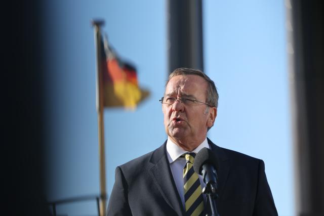 22 April 2026, Schleswig-Holstein, Kiel: Boris Pistorius, Germany's Defence Minister, and his Indian counterpart Rajnath Singh visit submarine manufacturer Thyssenkrupp Marine Systems (TKMS) and issue a statement, with the German Navy submarine U34 of the Type 212A class visible in the background. Photo: Christian Charisius/dpa