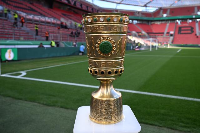 22 April 2026, North Rhine-Westphalia, Leverkusen: The German DFB Cup trophy is displayed on a pedestal at the edge of the field prior to the start of the German DFB Cup semifinal soccer match between Bayer Leverkusen and Bayern Munich at BayArena. Photo: Federico Gambarini/dpa - IMPORTANT NOTICE: DFL and DFB regulations prohibit any use of photographs as image sequences and/or quasi-video.