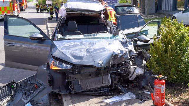 22 April 2026, Bavaria, Nabburg: Emergency responders work at the scene of a traffic accident. A car collided head-on with a truck in an industrial area. At the scene, emergency responders are doing everything they can to resuscitate a two-year-old girl. Photo: Malte Tiedemann/NEWS5/dpa