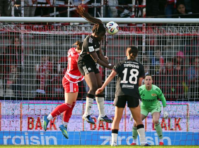22 April 2026, Berlin: Bayern Munich's Edna Imade and Union Berlin's Lia Kamber (L) battle for the ball during the German Women's Bundesliga soccer match between 1. FC Union Berlin and Bayern Munich at the Old Forester's House Stadium. Photo: Soeren Stache/dpa - WICHTIGER HINWEIS: Gemäß den Vorgaben der DFL Deutsche Fußball Liga bzw. des DFB Deutscher Fußball-Bund ist es untersagt, in dem Stadion und/oder vom Spiel angefertigte Fotoaufnahmen in Form von Sequenzbildern und/oder videoähnlichen Fotostrecken zu verwerten bzw. verwerten zu lassen.