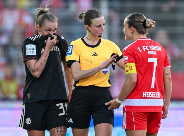 22 April 2026, Berlin: Referee Davina Lutz (C) talks with Bayern Munich's Georgia Stanway (L) and Union Berlin's Lisa Heiseler during the German Women's Bundesliga soccer match between 1. FC Union Berlin and Bayern Munich at the Old Forester's House Stadium. Photo: Soeren Stache/dpa - WICHTIGER HINWEIS: Gemäß den Vorgaben der DFL Deutsche Fußball Liga bzw. des DFB Deutscher Fußball-Bund ist es untersagt, in dem Stadion und/oder vom Spiel angefertigte Fotoaufnahmen in Form von Sequenzbildern und/oder videoähnlichen Fotostrecken zu verwerten bzw. verwerten zu lassen.