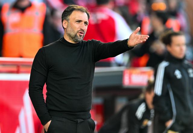 22 April 2026, Berlin: Bayern Munich head coach Jose Barcala gives instructions to his players from the touchlines during the German Women's Bundesliga soccer match between 1. FC Union Berlin and Bayern Munich at the Old Forester's House Stadium. Photo: Soeren Stache/dpa - WICHTIGER HINWEIS: Gemäß den Vorgaben der DFL Deutsche Fußball Liga bzw. des DFB Deutscher Fußball-Bund ist es untersagt, in dem Stadion und/oder vom Spiel angefertigte Fotoaufnahmen in Form von Sequenzbildern und/oder videoähnlichen Fotostrecken zu verwerten bzw. verwerten zu lassen.