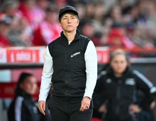 22 April 2026, Berlin: Union Berlin head coach Ailien Poese stands on the touchlines during the German Women's Bundesliga soccer match between 1. FC Union Berlin and Bayern Munich at the Old Forester's House Stadium. Photo: Soeren Stache/dpa - WICHTIGER HINWEIS: Gemäß den Vorgaben der DFL Deutsche Fußball Liga bzw. des DFB Deutscher Fußball-Bund ist es untersagt, in dem Stadion und/oder vom Spiel angefertigte Fotoaufnahmen in Form von Sequenzbildern und/oder videoähnlichen Fotostrecken zu verwerten bzw. verwerten zu lassen.