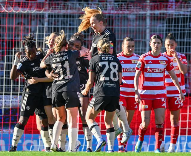 22 April 2026, Berlin: Bayern Munich's Edna Imade (C) celebrates her side's first goal of the game with her teammates during the German Women's Bundesliga soccer match between 1. FC Union Berlin and Bayern Munich at the Old Forester's House Stadium. Photo: Soeren Stache/dpa - WICHTIGER HINWEIS: Gemäß den Vorgaben der DFL Deutsche Fußball Liga bzw. des DFB Deutscher Fußball-Bund ist es untersagt, in dem Stadion und/oder vom Spiel angefertigte Fotoaufnahmen in Form von Sequenzbildern und/oder videoähnlichen Fotostrecken zu verwerten bzw. verwerten zu lassen.