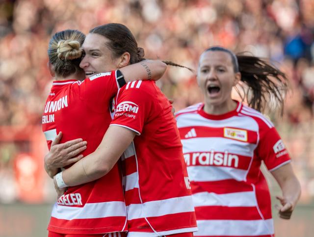 22 April 2026, Berlin: Union Berlin's Sophie Weidauer (C) celebrates her side's first goal of the game with teammates Lisa Heiseler (L) and Hannah Eurlings (R) during the German Women's Bundesliga soccer match between 1. FC Union Berlin and Bayern Munich at the Old Forester's House Stadium. Photo: Soeren Stache/dpa - WICHTIGER HINWEIS: Gemäß den Vorgaben der DFL Deutsche Fußball Liga bzw. des DFB Deutscher Fußball-Bund ist es untersagt, in dem Stadion und/oder vom Spiel angefertigte Fotoaufnahmen in Form von Sequenzbildern und/oder videoähnlichen Fotostrecken zu verwerten bzw. verwerten zu lassen.