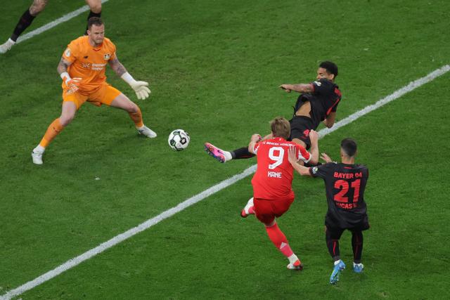 22 April 2026, North Rhine-Westphalia, Leverkusen: Bayern Munich's Harry Kane (C) scores his side's first goal during the German DFB Cup semifinal soccer match between Bayer Leverkusen and Bayern Munich at BayArena. Photo: Rolf Vennenbernd/dpa - IMPORTANT NOTICE: DFL and DFB regulations prohibit any use of photographs as image sequences and/or quasi-video.