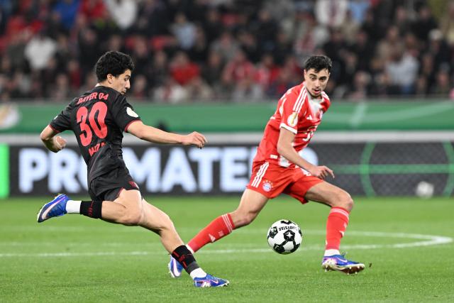 22 April 2026, North Rhine-Westphalia, Leverkusen: Bayer Leverkusen's Ibrahim Maza (L) and Bayern Munich's Aleksandar Pavlovic battle for the ball during the German DFB Cup semifinal soccer match between Bayer Leverkusen and Bayern Munich at BayArena. Photo: Federico Gambarini/dpa - IMPORTANT NOTICE: DFL and DFB regulations prohibit any use of photographs as image sequences and/or quasi-video.
