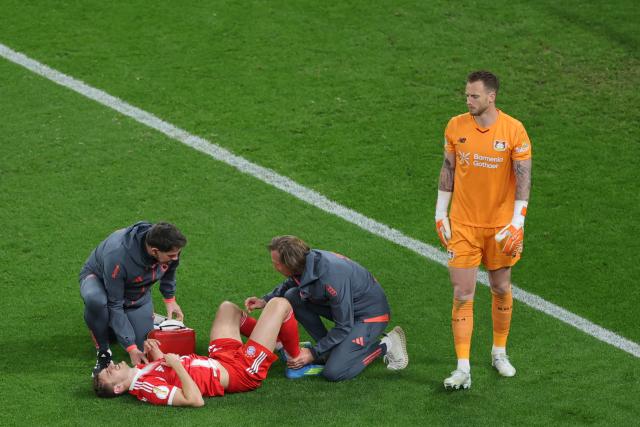 22 April 2026, North Rhine-Westphalia, Leverkusen: Bayern Munich's Josip Stanisic receives medical treatment during the German DFB Cup semifinal soccer match between Bayer Leverkusen and Bayern Munich at BayArena. Photo: Rolf Vennenbernd/dpa - IMPORTANT NOTICE: DFL and DFB regulations prohibit any use of photographs as image sequences and/or quasi-video.