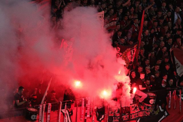 22 April 2026, North Rhine-Westphalia, Leverkusen: Leverkusen fans set off pyrotechnics during the German DFB Cup semifinal soccer match between Bayer Leverkusen and Bayern Munich at BayArena. Photo: Rolf Vennenbernd/dpa - IMPORTANT NOTICE: DFL and DFB regulations prohibit any use of photographs as image sequences and/or quasi-video.