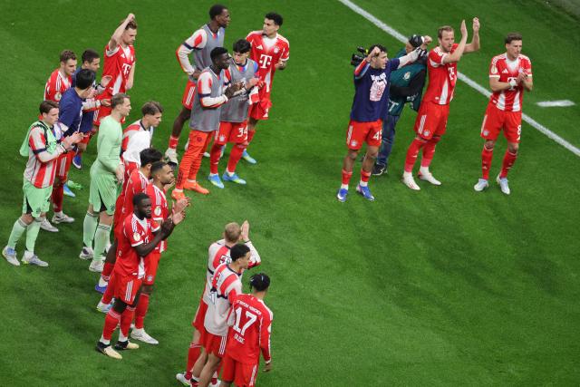 22 April 2026, North Rhine-Westphalia, Leverkusen: Bayern Munich players thank the fans after the German DFB Cup semifinal soccer match between Bayer Leverkusen and Bayern Munich at BayArena. Photo: Rolf Vennenbernd/dpa - IMPORTANT NOTICE: DFL and DFB regulations prohibit any use of photographs as image sequences and/or quasi-video.