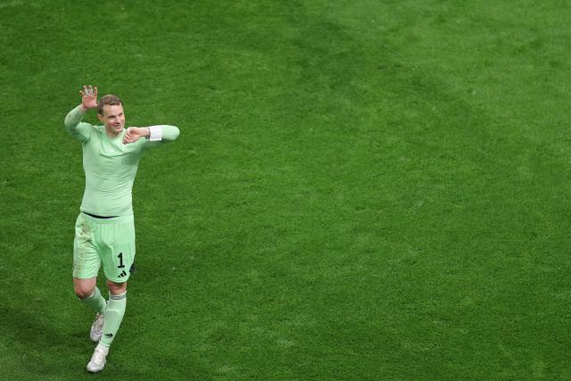 22 April 2026, North Rhine-Westphalia, Leverkusen: Bayern Munich goalkeeper Manuel Neuer thanks the fans after the German DFB Cup semifinal soccer match between Bayer Leverkusen and Bayern Munich at BayArena. Photo: Rolf Vennenbernd/dpa - IMPORTANT NOTICE: DFL and DFB regulations prohibit any use of photographs as image sequences and/or quasi-video.
