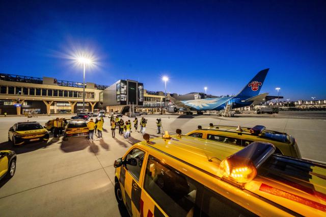 23 April 2026, Hesse, Frankfurt/Main: A China Southern Airlines aircraft was the first official passenger flight to reach its parking position at the new Terminal 3. The new Terminal 3 at Rhine-Main Airport was officially opened on April 22, 2026. The first regular passenger aircraft are being handled April 23, 2026. Photo: Andreas Arnold/dpa