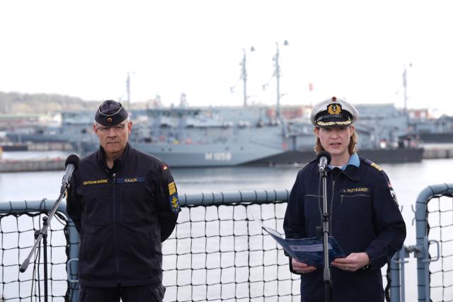 23 April 2026, Schleswig-Holstein, Kiel: Vice Admiral Jan Christian Kaack (l), Inspector of the Navy, and Frigate Captain Inka von Puttkamer, Commander of the 3rd Minesweeping Squadron (3rd MGschw), speak during the German Navy's press event on the topic of "Mine Countermeasures" at the naval base in Kiel. The navy presented procedures, technologies and platforms for mine defense. Photo: Marcus Brandt/dpa